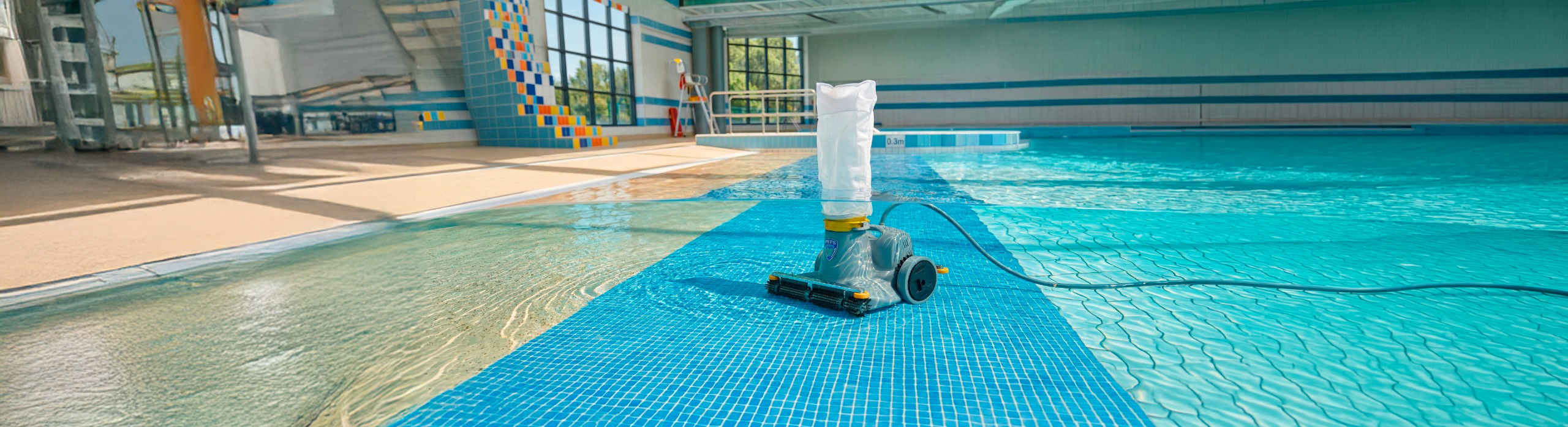 Robot PEP'S au bord d'une piscine municipale