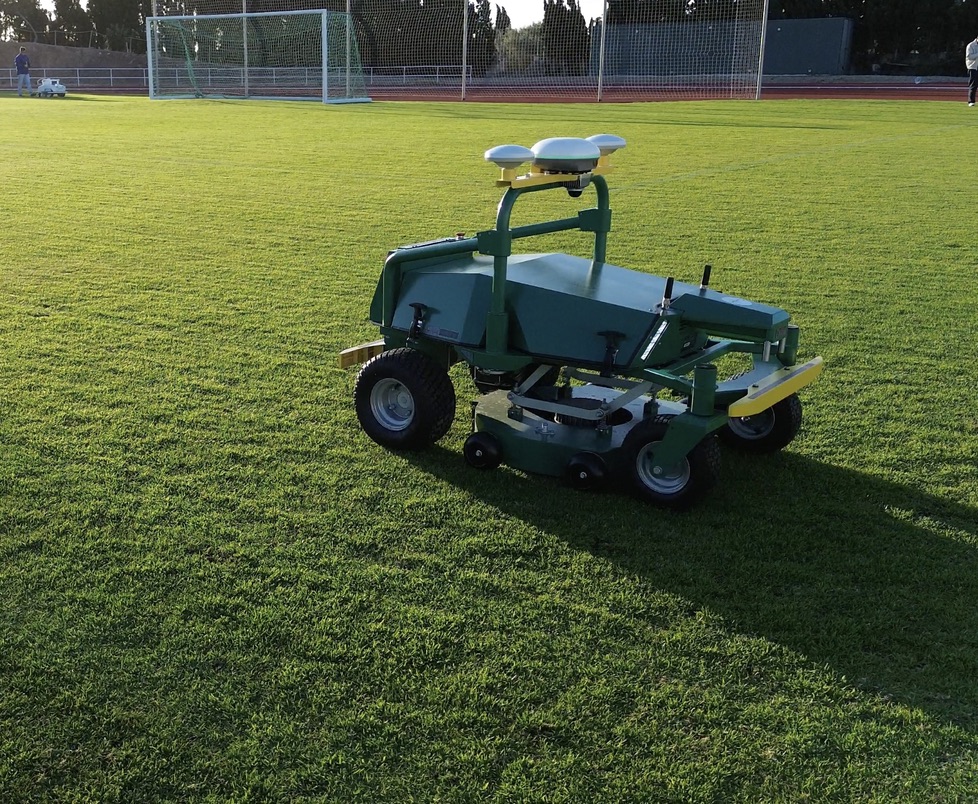 Robot Moxy PRO sur terrain de football gazonné